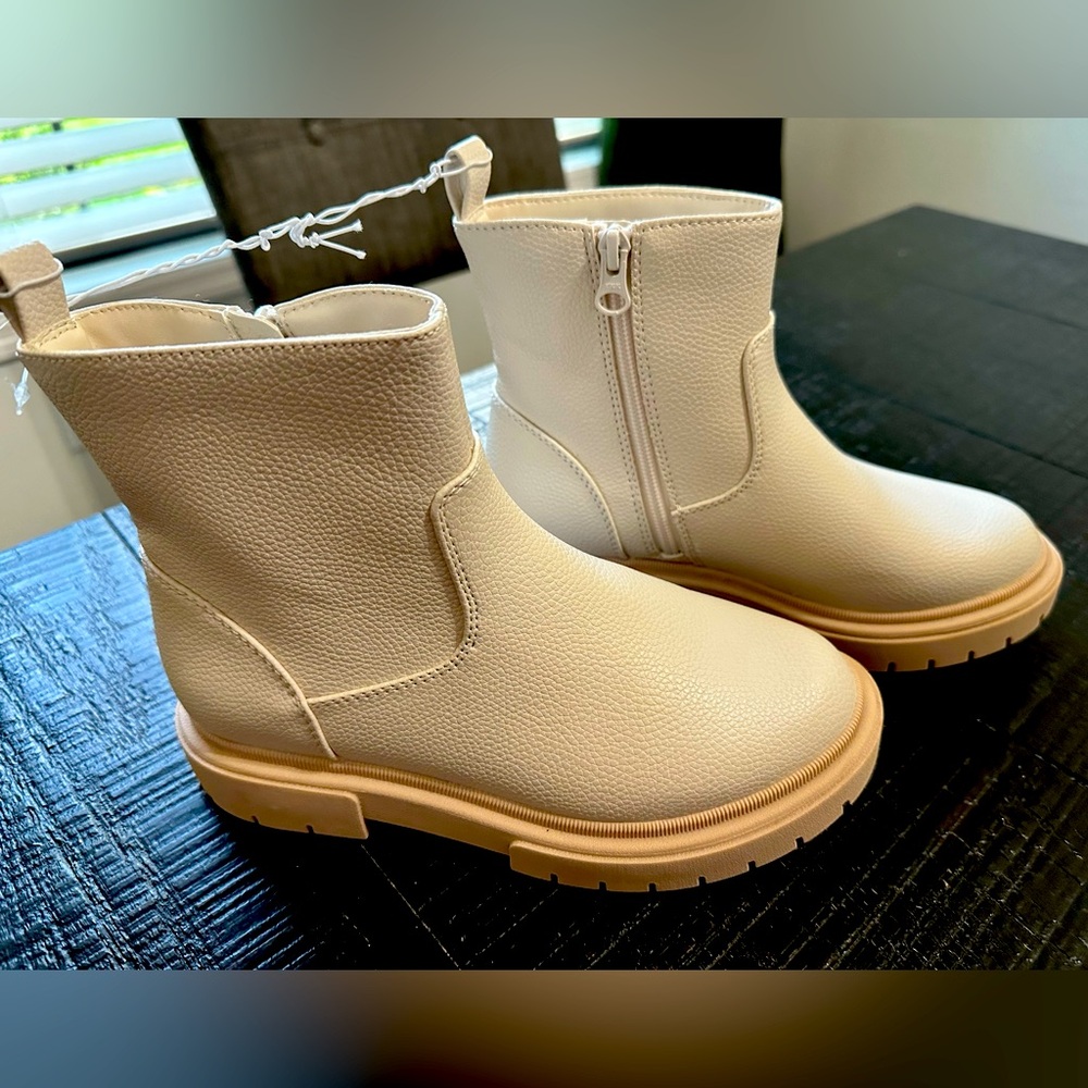Girls boots